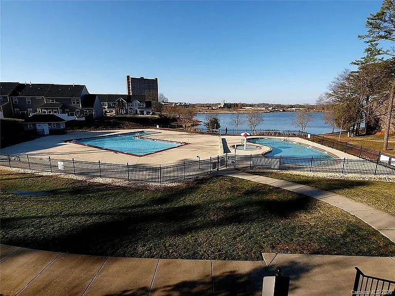 1015 Albany Park Dr — Photo 33