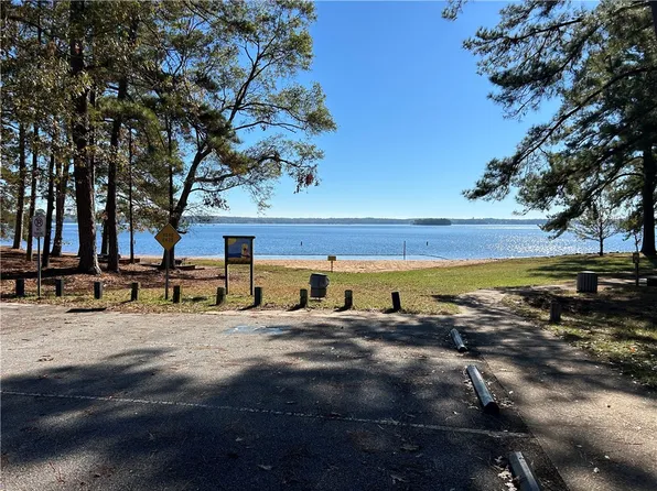 1206 Lakeshore Dr, Townville, SC 29689