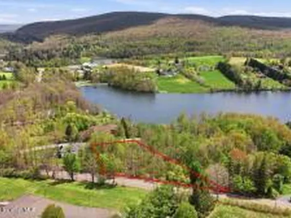 2 Country Club Pl, Clarks Summit, PA 18411