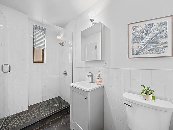3rd image of 501 1/2 E 83rd St #4L