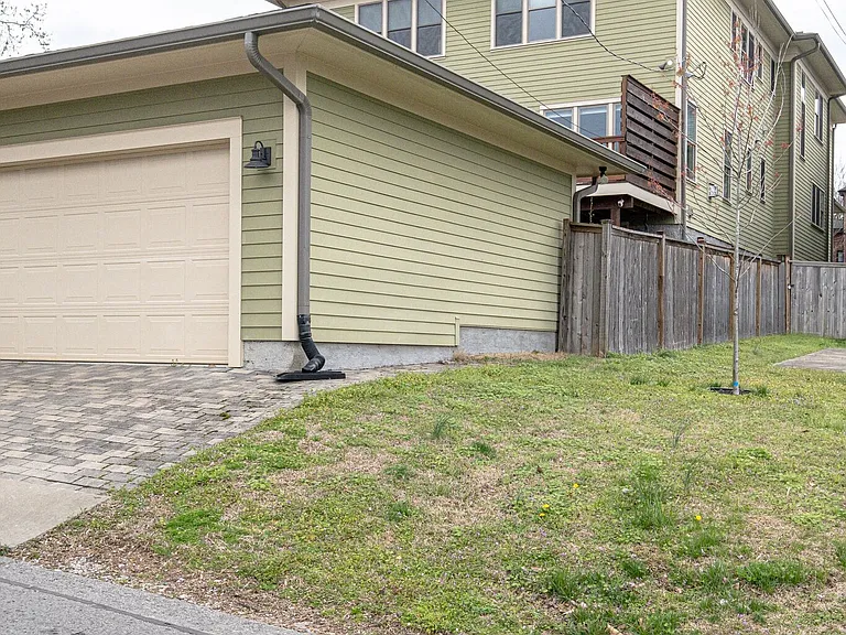 925A Russell St #A — Photo 24