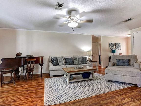 4th image of 406 Williamsburg Dr