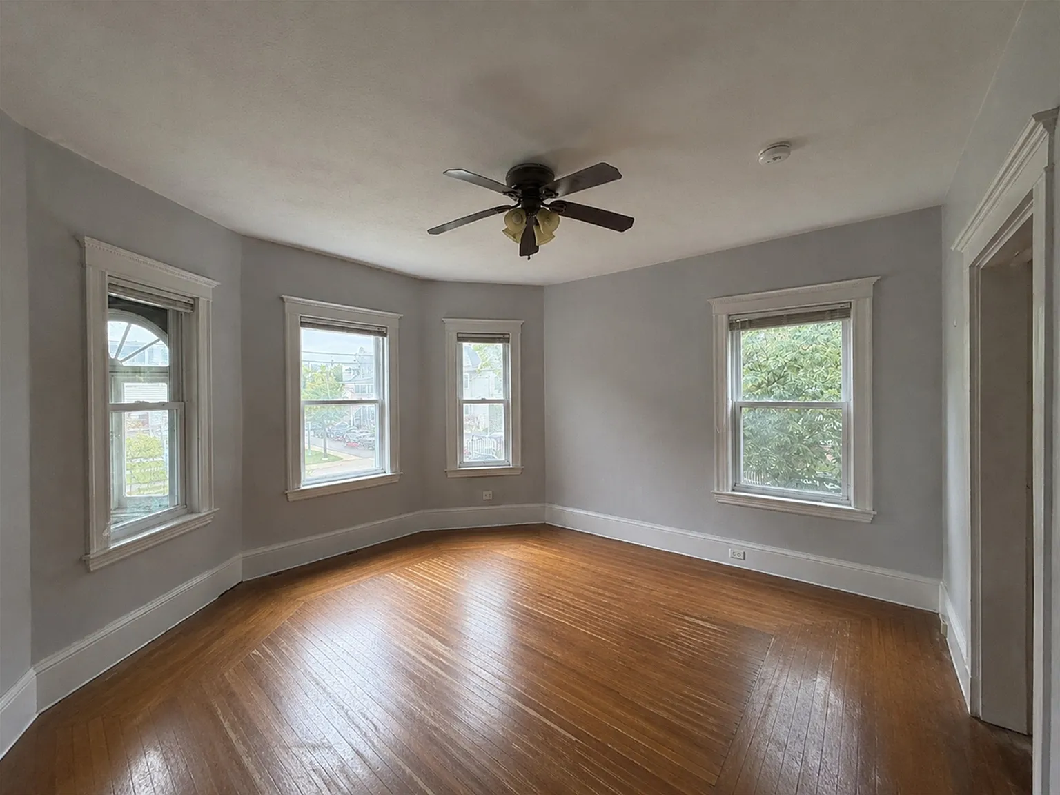 2 bed, 900 sqft, $3,000 — Photo 2