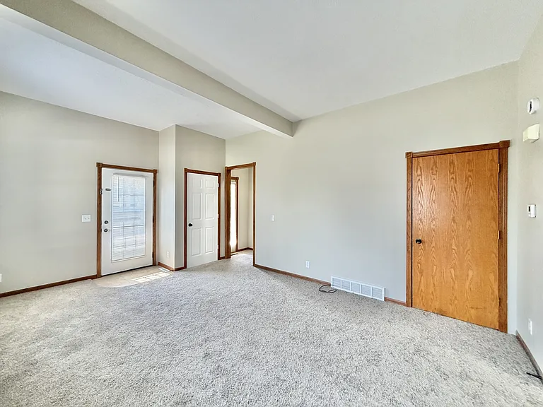 418 Caroline St N — Photo 13