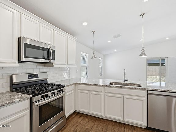 5th image of 348 W TAMARACK Drive