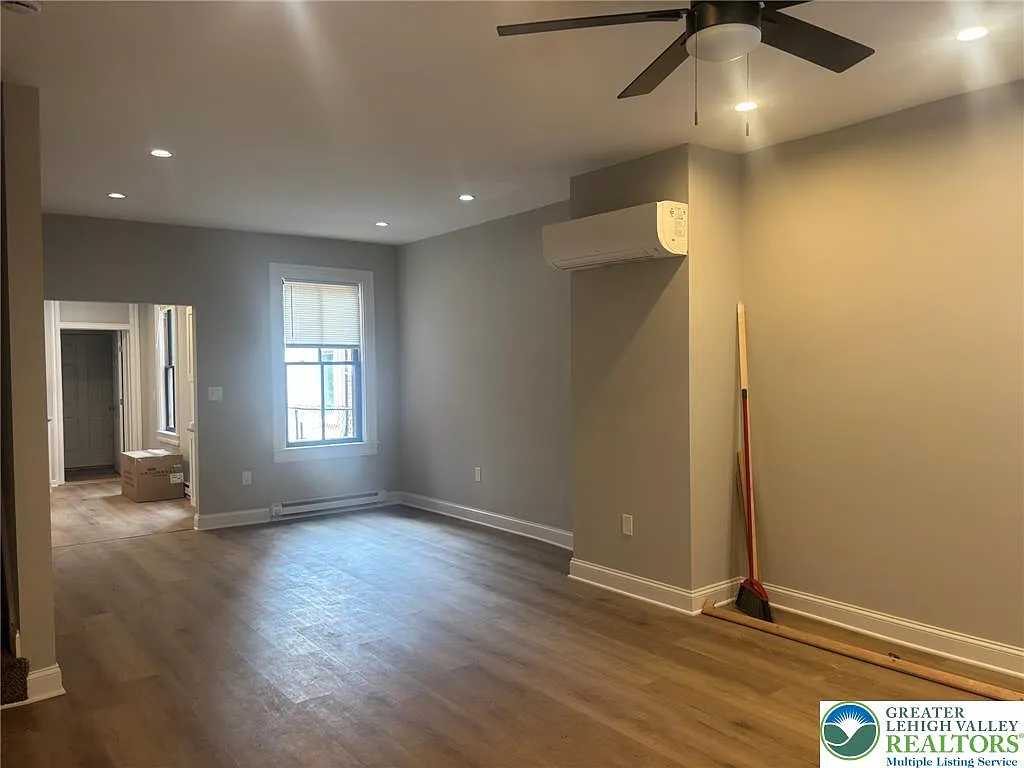 3 bed, 1.5 bath, 1383 sqft, $2,400 — Photo 4