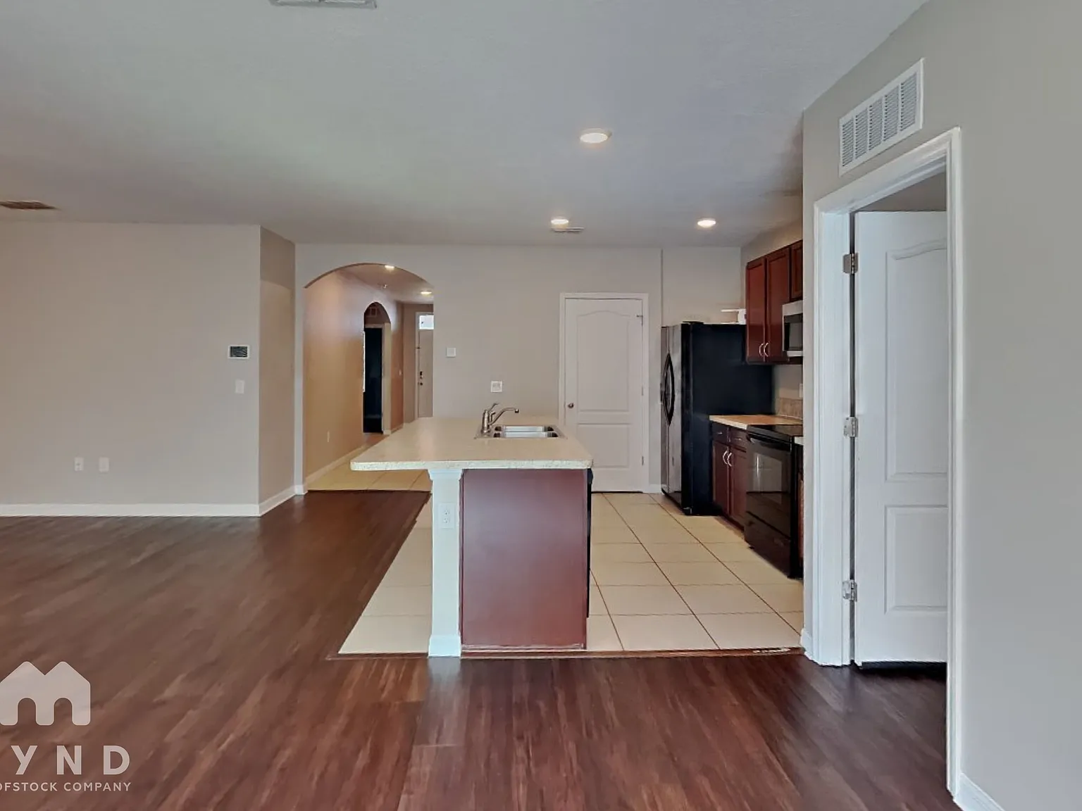 3 bed, 2.0 bath, 1676 sqft, $2,249 — Photo 2