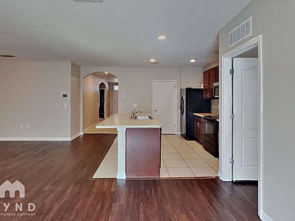 2nd image of 1461 Powell Ln