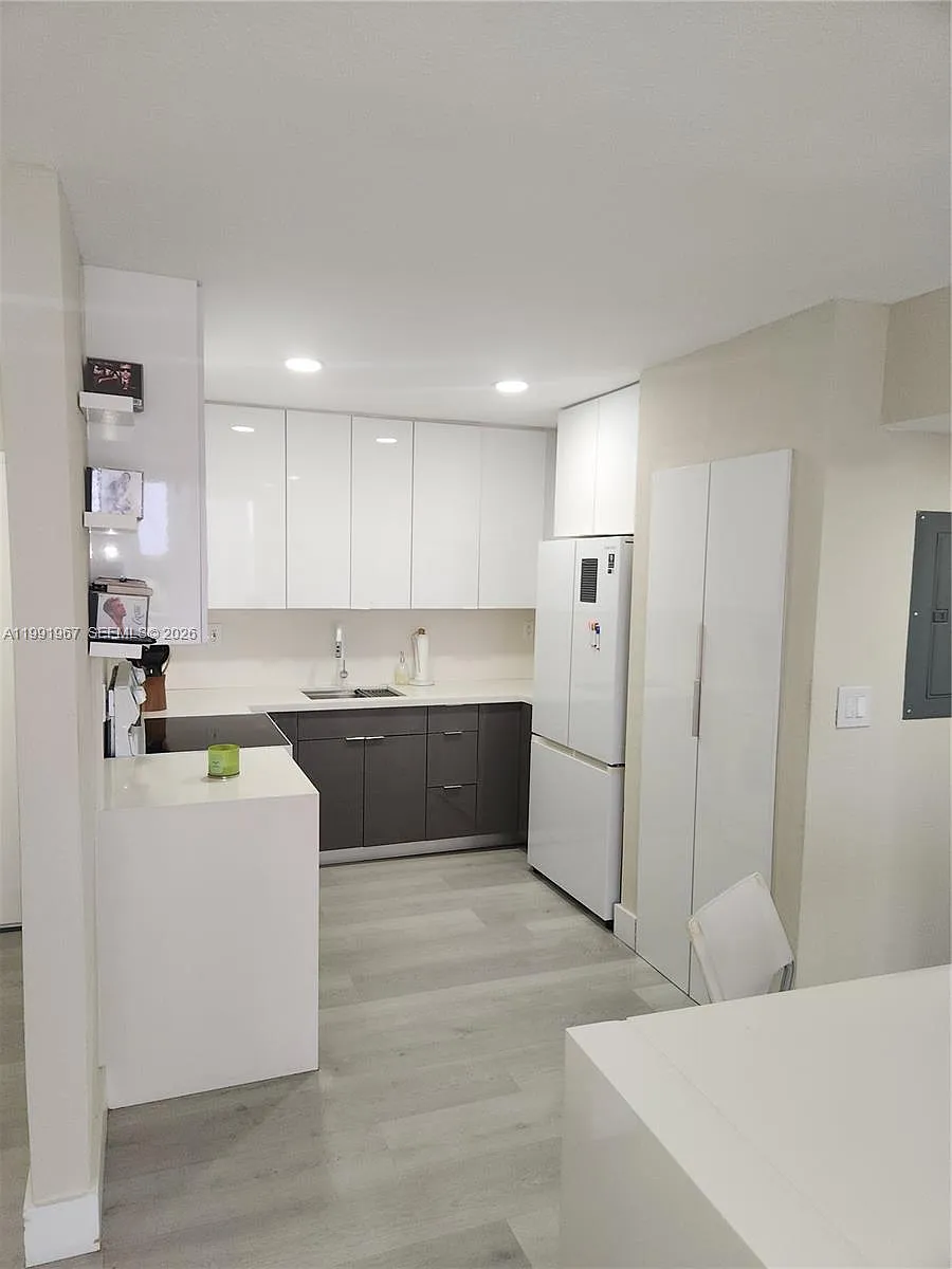 Building Photo - 3551 SW 9th Ter #511