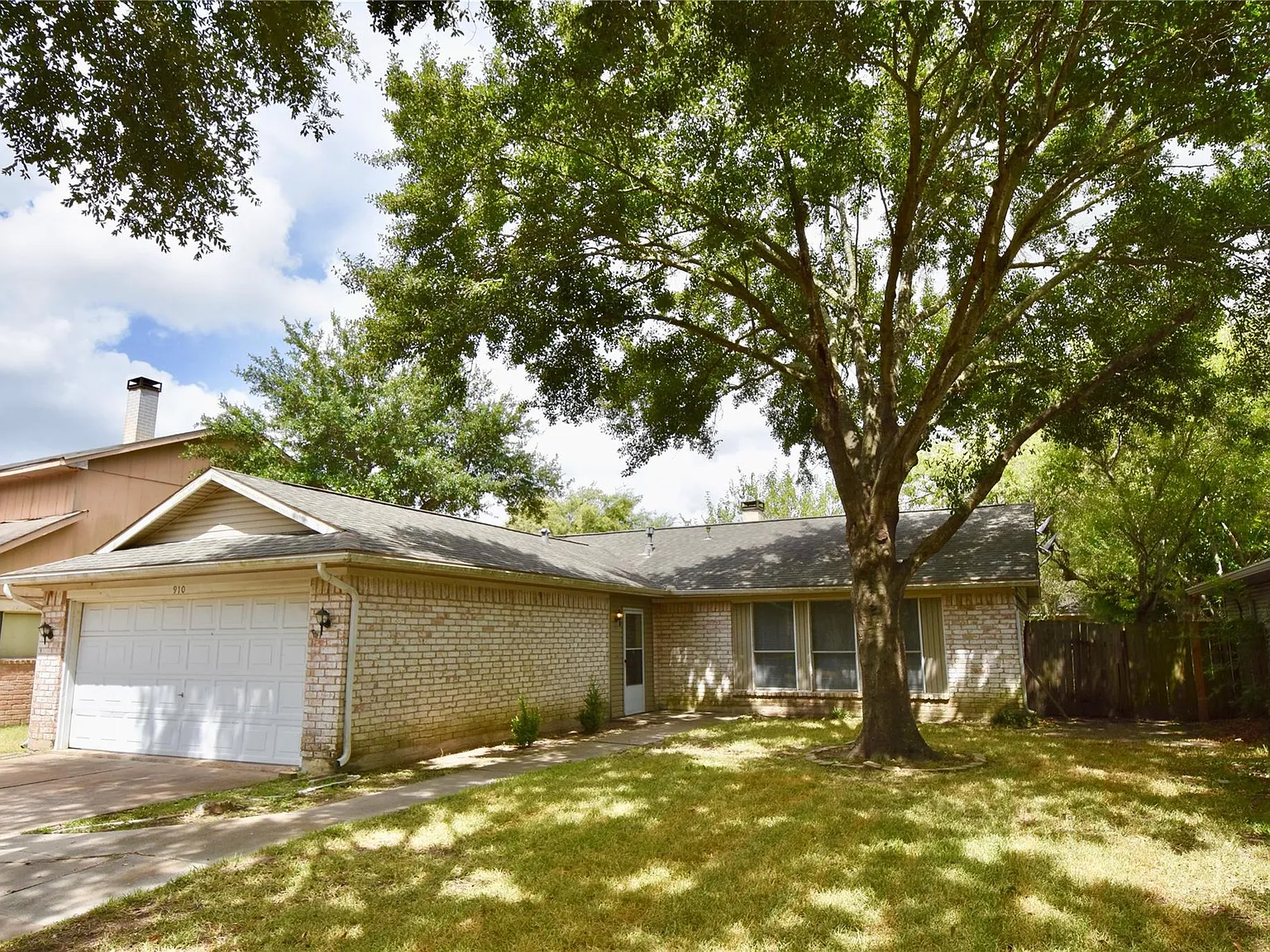 3 bed, 2.0 bath, 1381 sqft, $1,825 — Photo 2