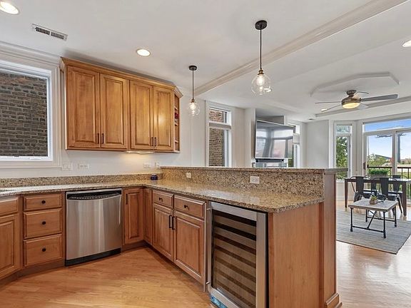 5th image of 2022 N Wood St #2