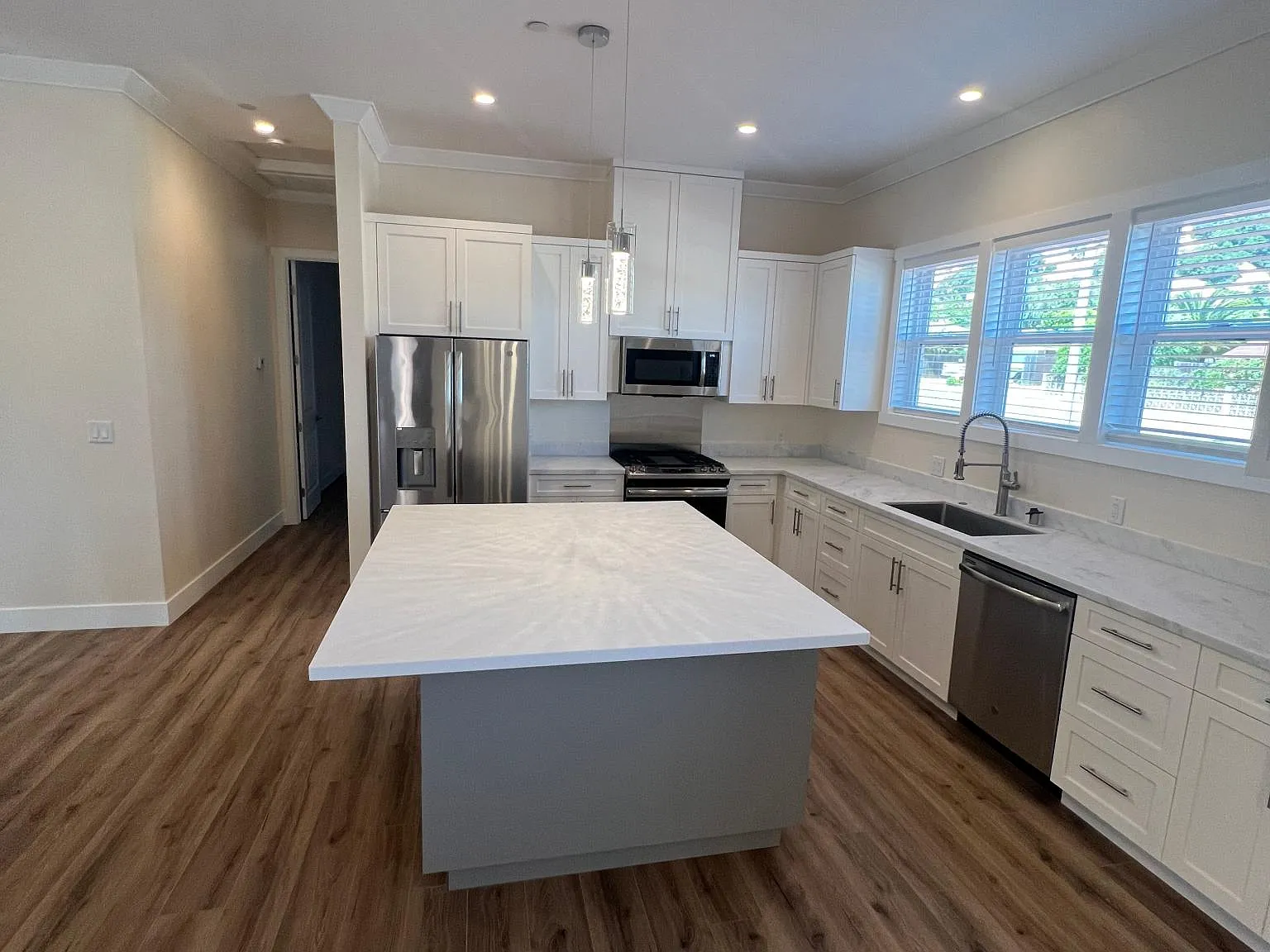 3 bed, 2.5 bath, 1850 sqft, $4,500 — Photo 4