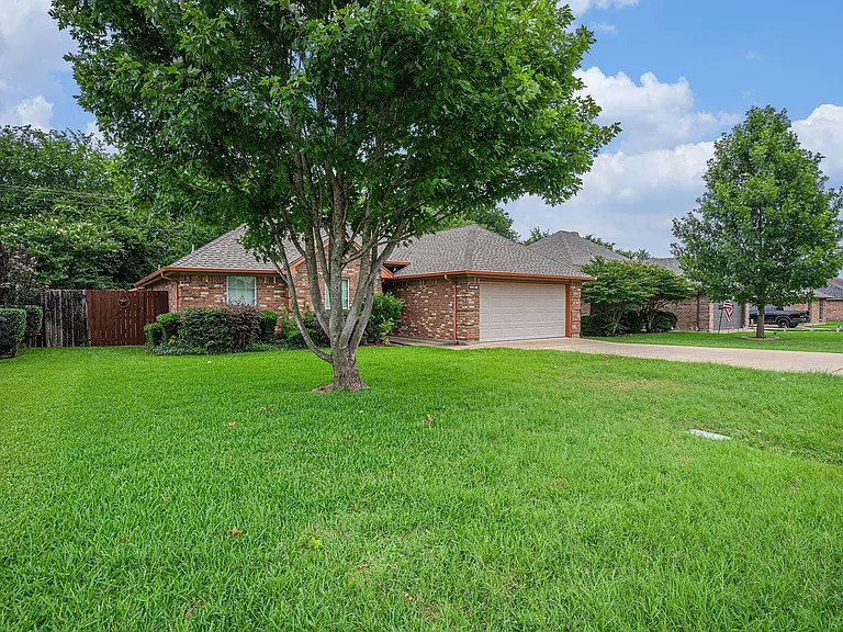 1307 Hyde Park Blvd — Photo 2