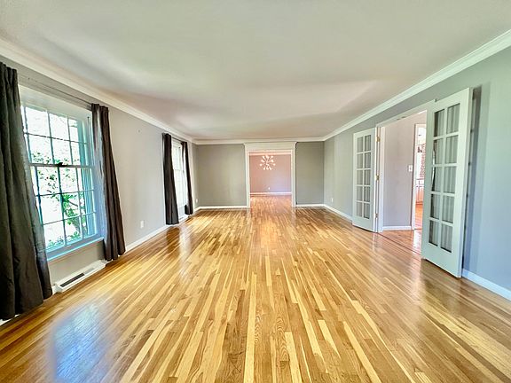 2nd image of 1108 Westmoor Pl