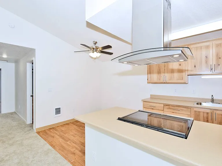 Squires Court Apartments — Photo 24
