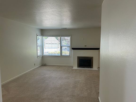 5th image of 1691 Everett Ave