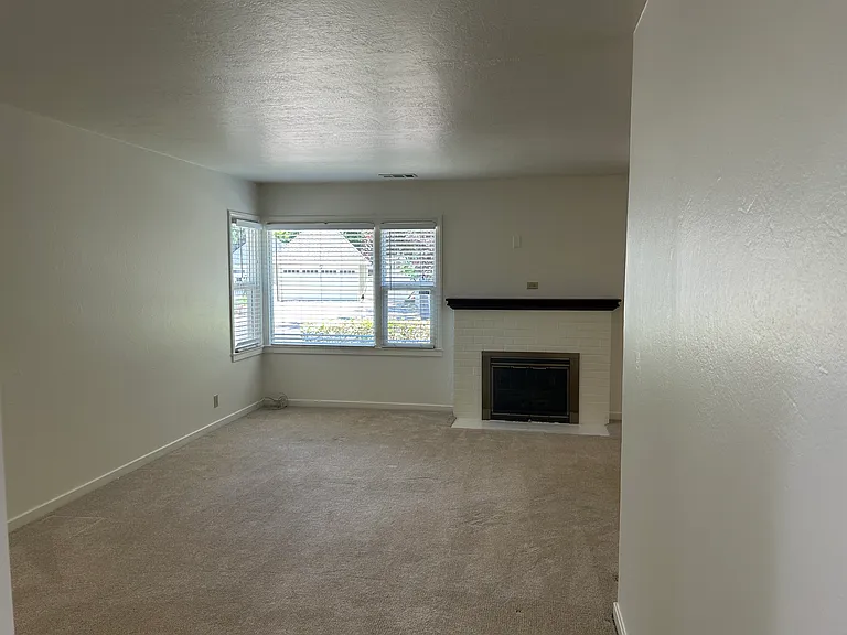 1691 Everett Ave — Photo 5