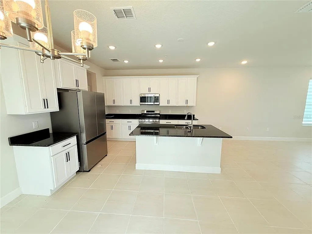 4 bed, 3.0 bath, 2498 sqft, $2,700 — Photo 4