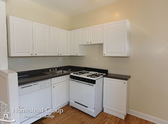 3rd image of 3726 N Pine Grove Ave APT 03W