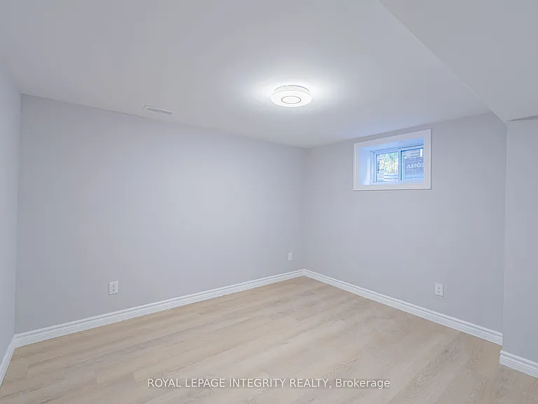 1746 Gage Cres #B — Photo 16