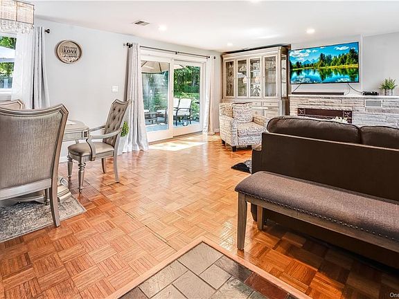 3rd image of 9 Knollwood Dr