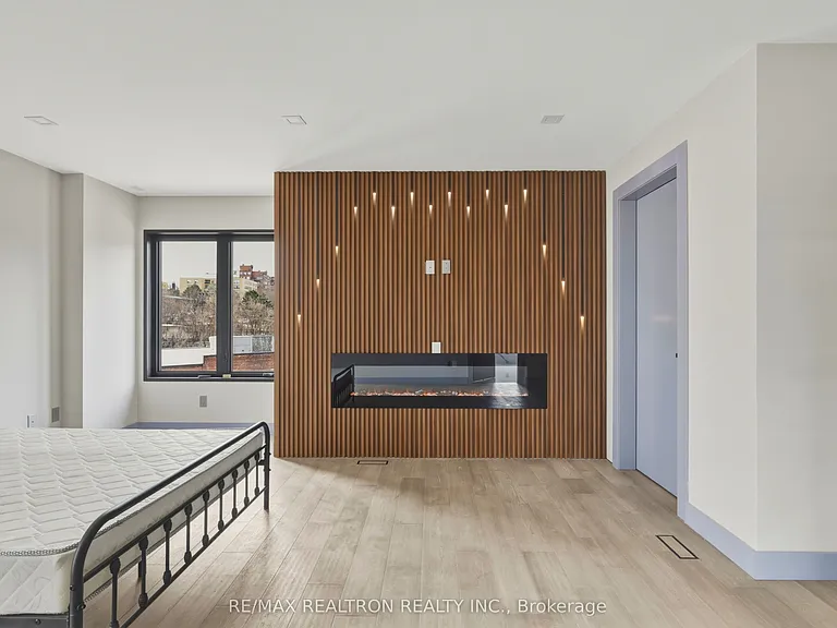 1002 Spadina Rd — Photo 35