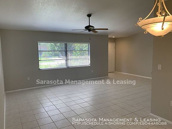 3rd image of 1018 Windsor Ter NW