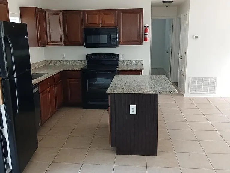 574 Autumn Dr — Photo 2