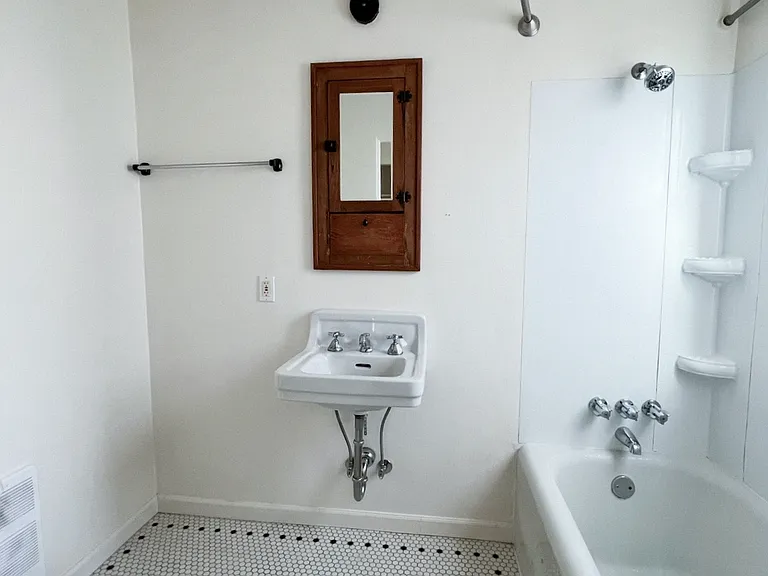 3804 N Haight Ave #8 — Photo 2