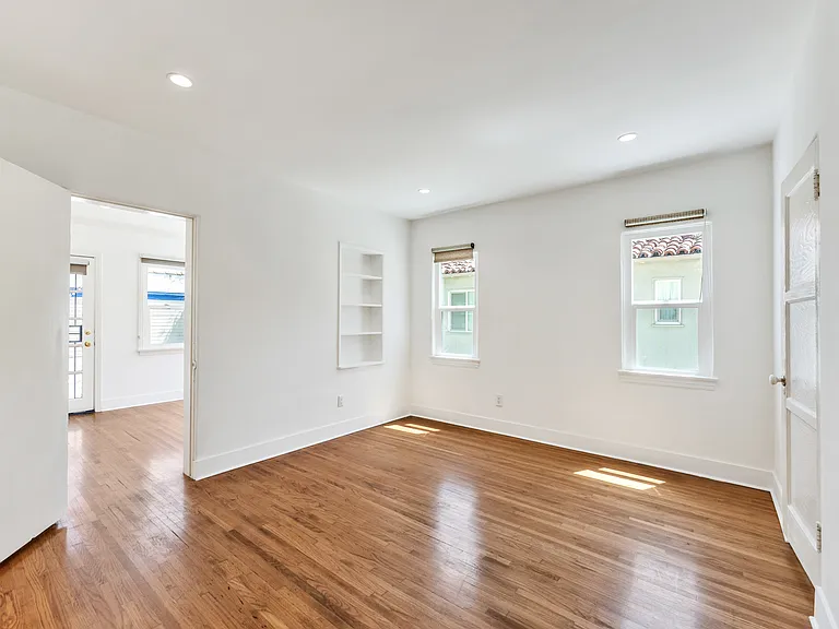 1039 W Roses Rd — Photo 16