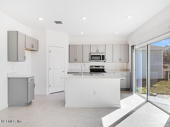 5th image of 8567 LILIAS Circle