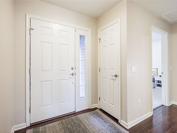 4th image of 929 Surrey Hill Way