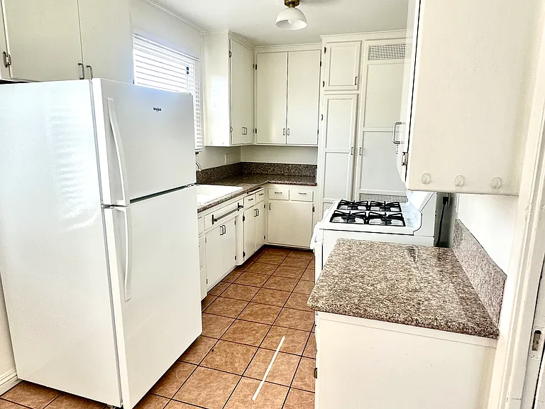 6024 1/2 Dauphin St — Photo 4