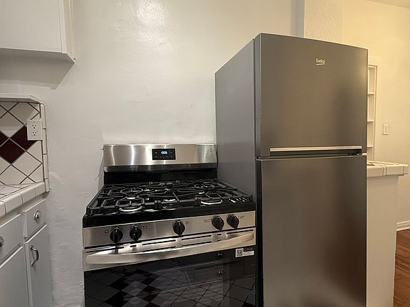 5th image of 1558 N Commonwealth Ave APT 2