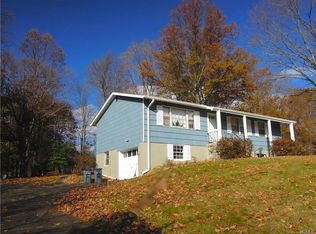 16 Heather Dr, Airmont, NY 10901