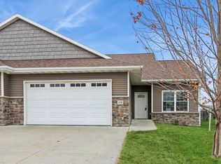 230 Sierra Park Dr, Hills, IA 52235