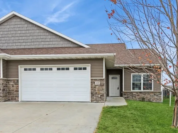 230 Sierra Park Dr, Hills, IA 52235