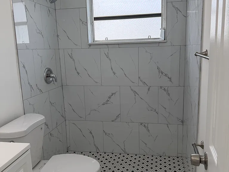 945 SE 12th St #1 — Photo 9