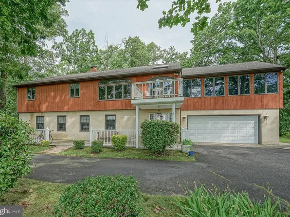 8 Grove St, Sewell, NJ 08080