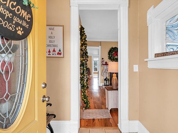 3rd image of 110 E Daggy St