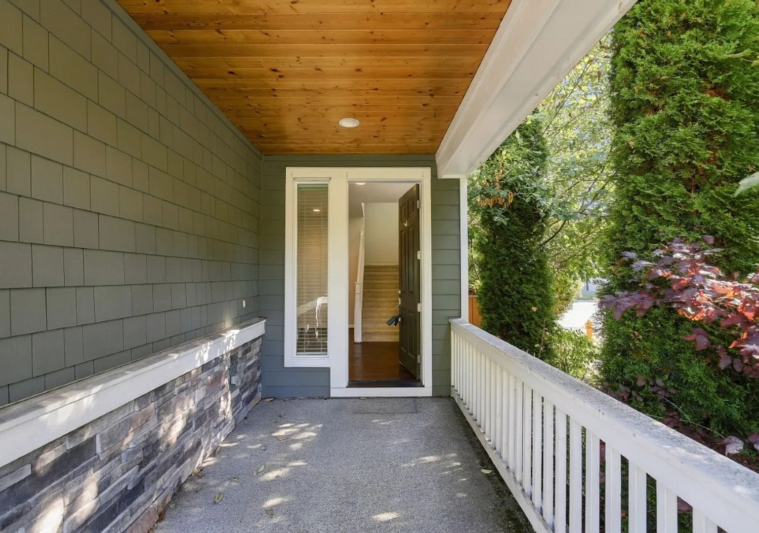 4Bd/2.5Ba Bothell Home — Photo 2
