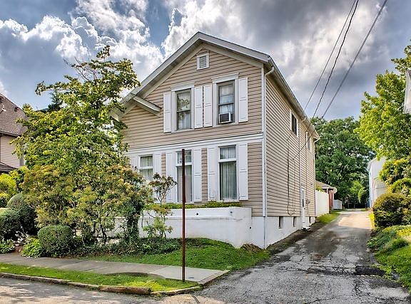 2nd image of 200 College Ave