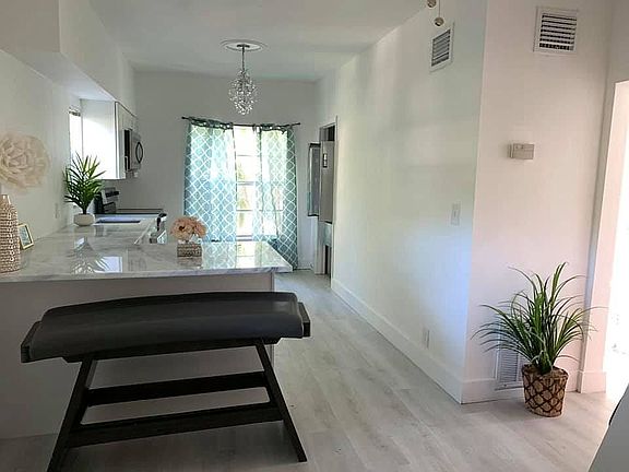4th image of 708 SE 6th Ct