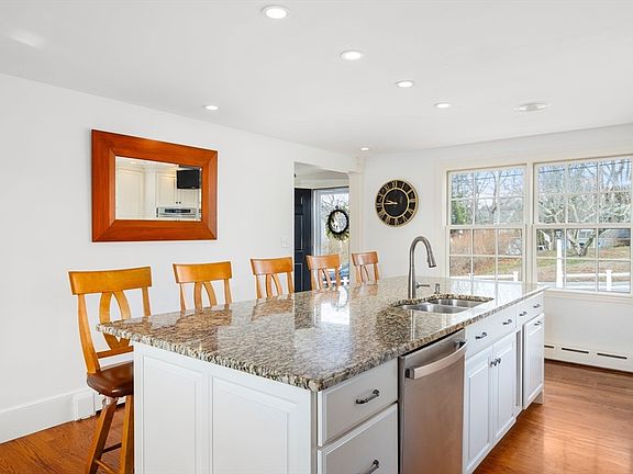 3rd image of 4 Bayberry Ln