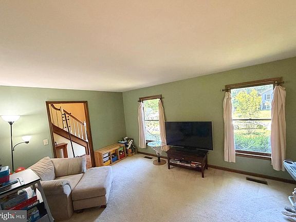 3rd image of 609 Stonewall Ln