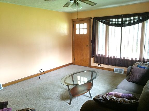 LR: furniture included 