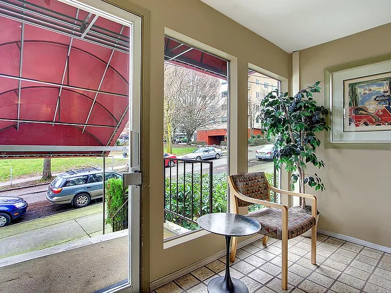 East Thomas Suites — Photo 12