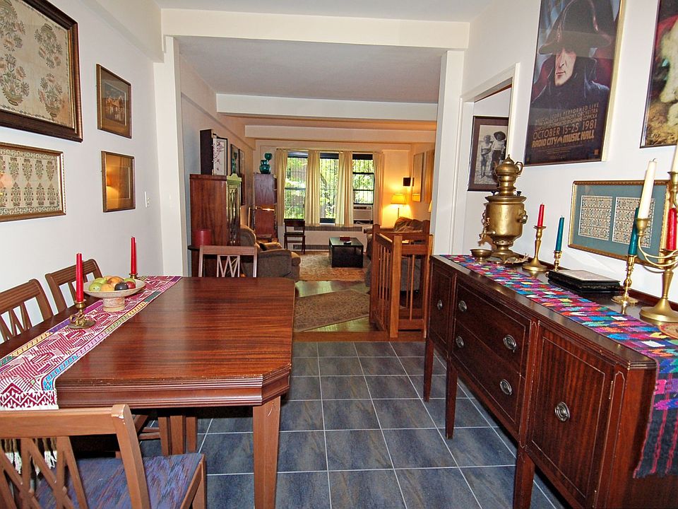 Dining/Entry foyer to LR