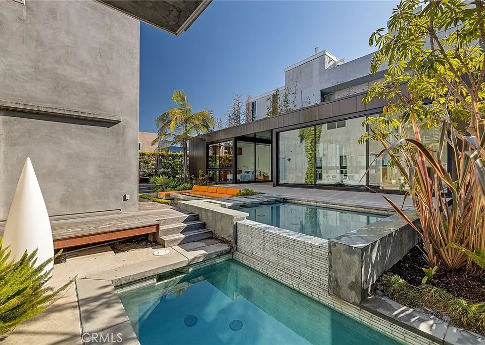 27 Driftwood St