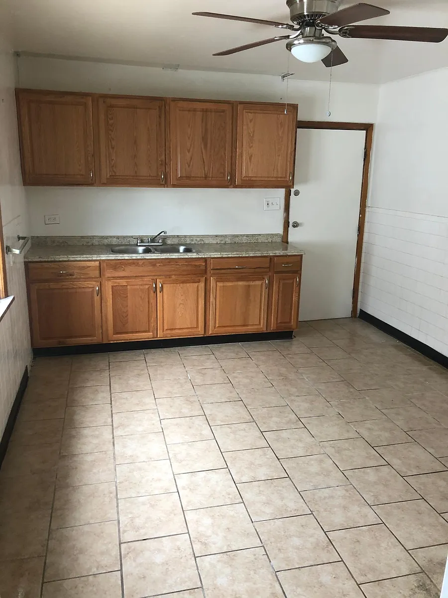 Building Photo - 16531 Burnside Ave #2